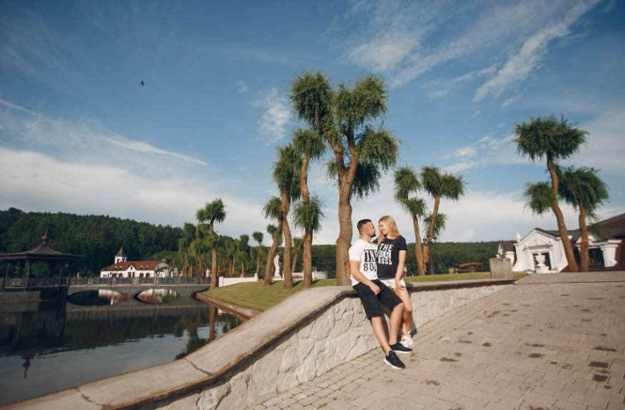 When Should Couples Visit Florida for Fewer Beach Crowds